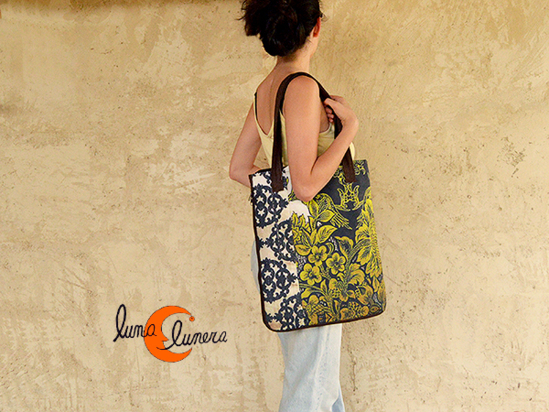 Bolso grande de tela y nylon impermeable con cremallera, negro con hojas  verdes.