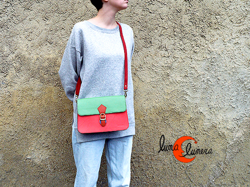 Soruka, bolsos bandolera de piel de colores. Pequeño bolso redondo con  solapa de imán azul y rojo.