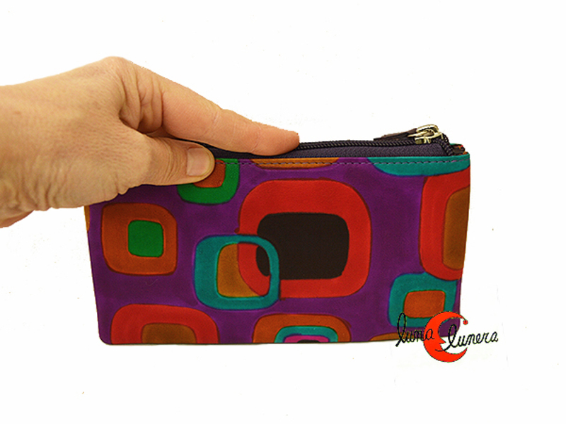 Cartera monedero de piel de colores grande de la casa Belmonte con compartimentos y cierre cremallera.