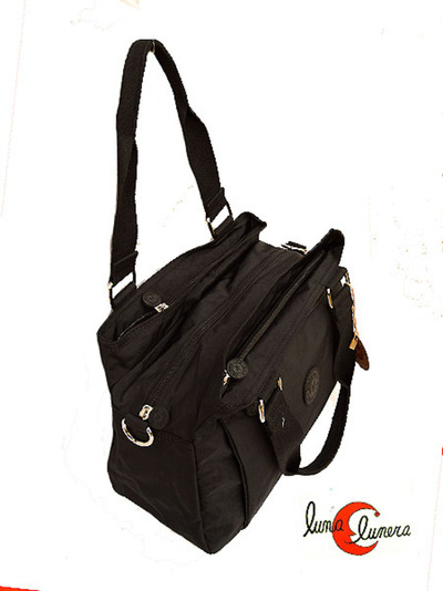 Bolso de naylon impermeable doble asa de hombro amplio con tres compartimentos.