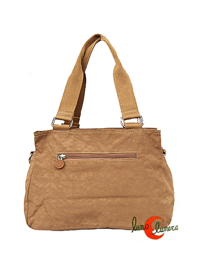 Bolso de naylon impermeable doble asa de hombro con bolsillo antirrobo detrás.