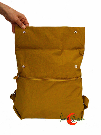 mochila impermeable cuadrada con cremallera antirrobo por la espalda, extensible para aumentar su capacidad.