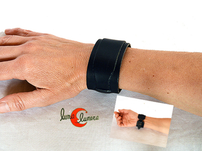 Pulsera de cuero ancha con cierre de hebilla