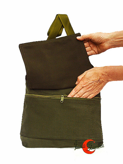Bolso de tela con tapa.Tiene un bolsillo en la tapa y otro por debajo de ella. Es amplio y da mucho sevicio