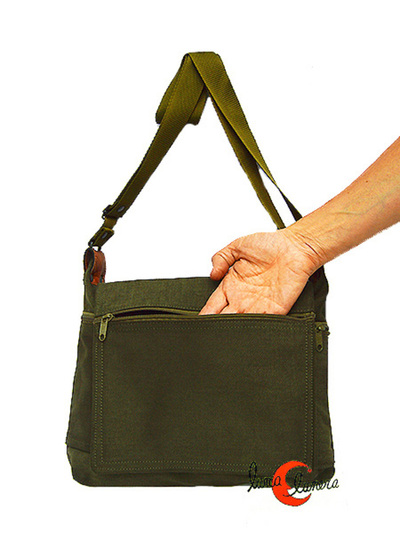 Bolso de tela con tapa.Tiene un bolsillo en la tapa y otro por debajo de ella. Es amplio y da mucho sevicio