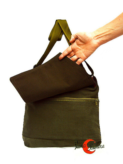 Bolso de tela con tapa.Tiene un bolsillo en la tapa y otro por debajo de ella. Es amplio y da mucho sevicio