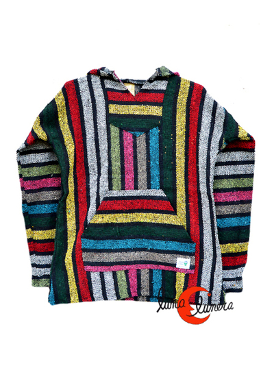 Poncho unisexde material reciclado con bolsillo delatero tipo canguro