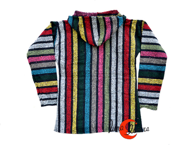 POncho de tela reciclada con rayas de colores y capucha