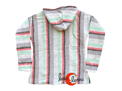 Poncho de material reciclado con capucha
