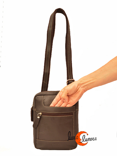 Bolso de piel chico pequeño, con dos bolsillos delanteros.