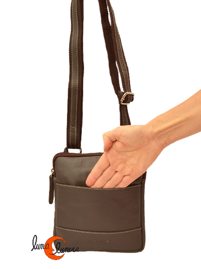 Bolso de piel chico pequeño, con un bolsillo delatero.