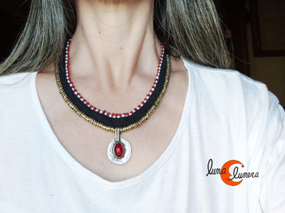 Collar de tela antiguo con moneda