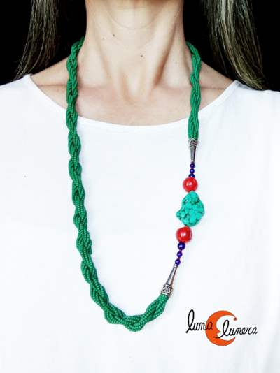 Collar con mini piedras verdes,turquesa y coral.