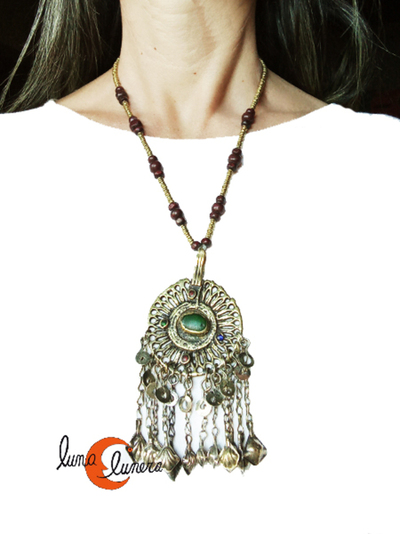 Collar antiguo con medallón grande dorado.