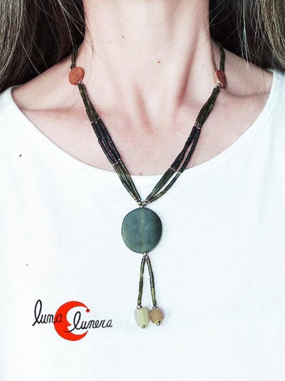 Collar de jaspe verde.