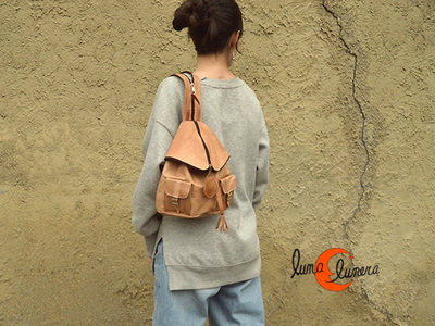 Mochila de cuero pequeña capuchón.