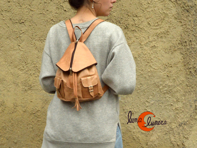 Mochila de cuero pequeña capuchón.