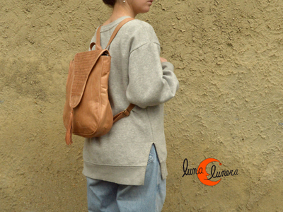 Mochila de piel mediana con solapa trenzada