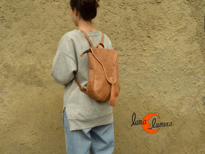 Mochila de piel mediana con solapa trenzada