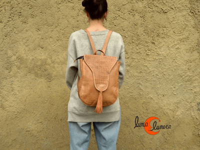 Mochila de piel mediana con solapa trenzada