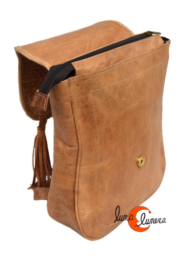 Mochila de piel mediana con solapa trenzada