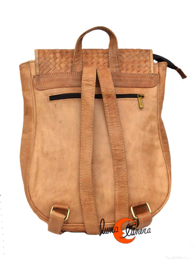 Mochila de piel mediana con solapa trenzada