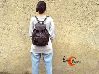 Mochila mediana clásica de piel marrón oscuro