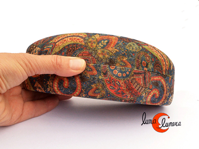 Funda para gafas rígida grande forrada en corcho.