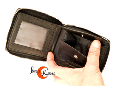 Cartera de piel con cremallera al rededor y monedero