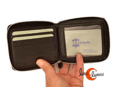 Cartera de piel con cremallera al rededor y monedero