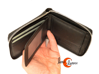Cartera de piel con cremallera al rededor y monedero