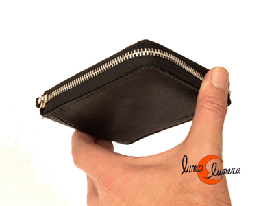 Cartera de piel con cremallera al rededor y monedero