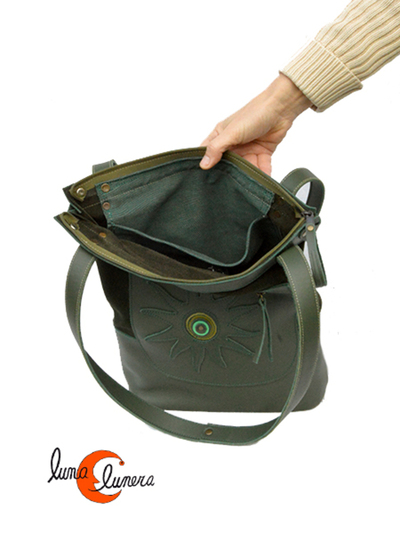 Bolso de piel estilo shopping para ordenador portátil. Cierra con cremallera.  Se enseña el modelo, los colores pueden no coincidir con elproducto en venta.