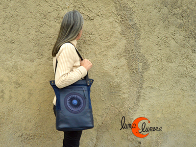 Bolso de piel estilo shopping para ordenador portátil. Se enseña el modelo, los colores pueden no coincidir con elproducto en venta.
