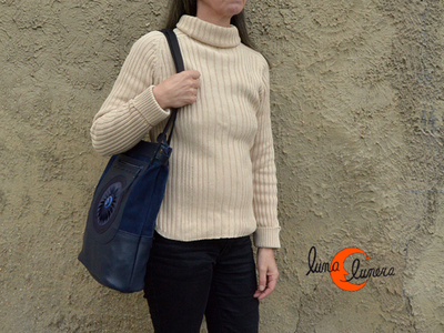 Bolso de piel estilo shopping para ordenador portátil.  Se enseña el modelo, los colores pueden no coincidir con elproducto en venta.