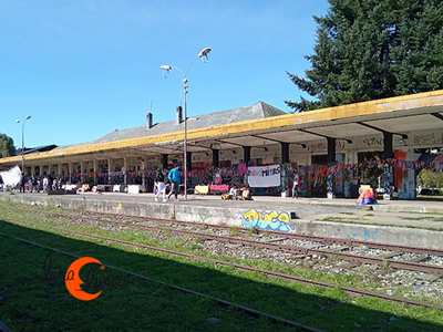 Feria de mujeres artesanas en antigua estación de tren.