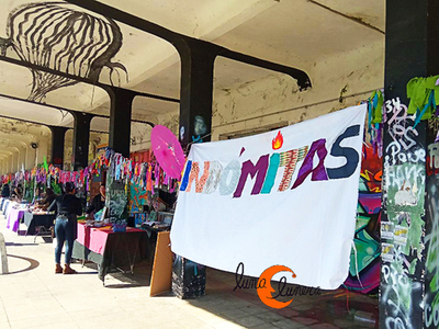 Feria de mujeres artesanas en antigua estación de tren.