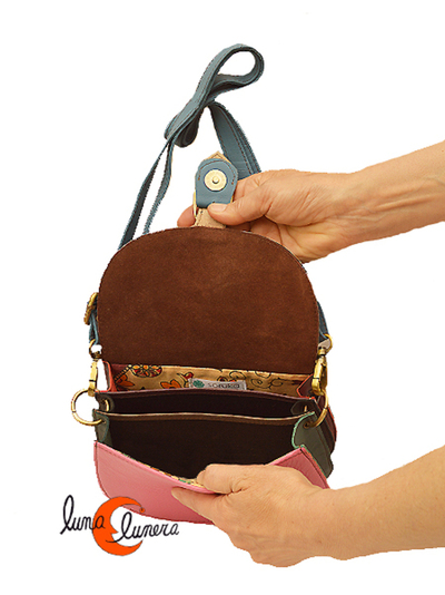 Bolso de piel de colores con tres compartimentos