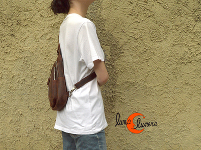 mochila de un asa de bandolera de piel