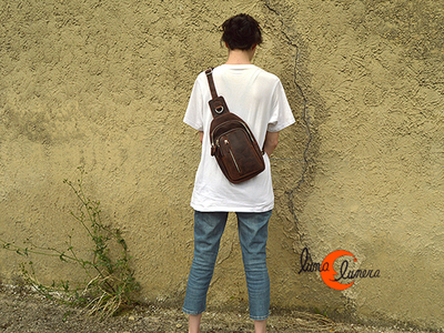 mochila de un asa de bandolera de piel