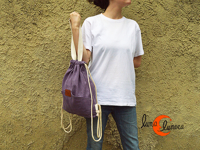 mochila mediana tipo morral que cierra con cuerdas. Con asa interior para llevar como bolso.