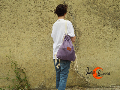 mochila mediana tipo morral que cierra con cuerdas, Con asa interior para llevar como bolso