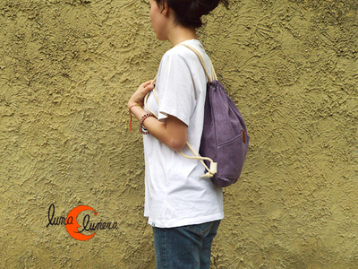 mochila mediana tipo morral que cierra con cuerdas