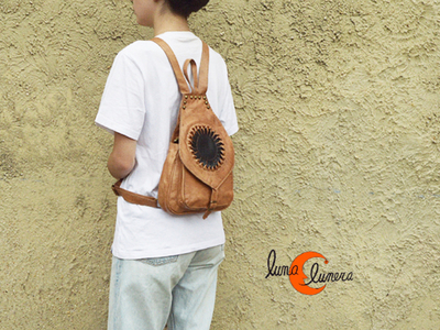 Mochila de piel pequeña con sol