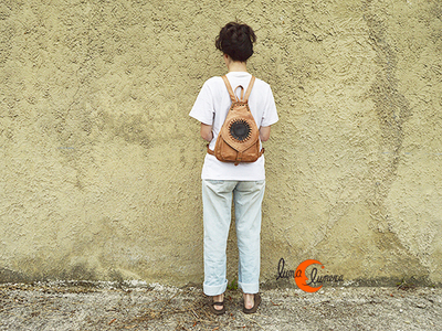 Mochila de piel pequeña con sol