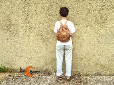 mochila piel natural mediana con bolsillos