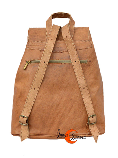 Mochila mediana con dos bolsillos con hebillas de cuero natural marroquí, cierra con solapa y tiene bolsillo interior y otro antirrobo por la espalda