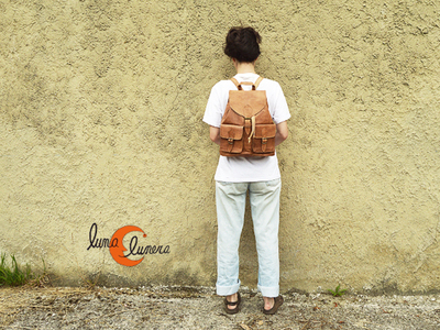 Mochila mediana con dos bolsillos con hebillas de cuero natural marroquí, cierra con solapa y tiene bolsillo interior y otro antirrobo por la espalda