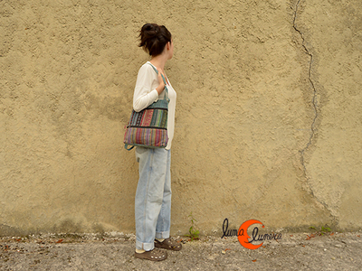 Mochila unisex de tela pequeña con cremalleras.