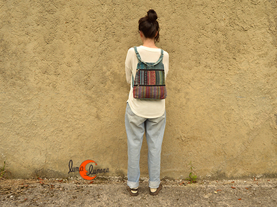 Mochila unisex de tela pequeña con cremalleras.